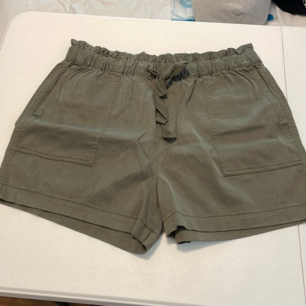 Women’s Caslon green shorts
